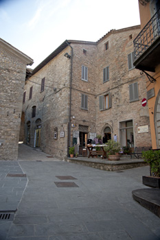 piazza fortebraccio laterale Montonein