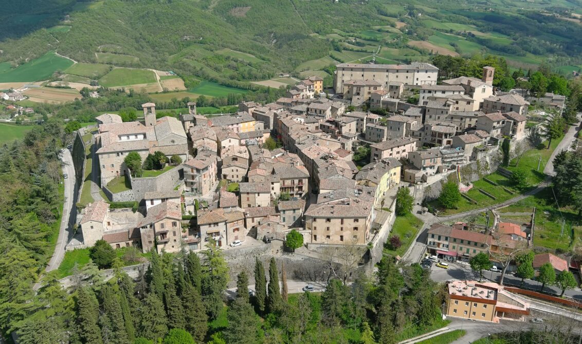 Vista di Montone dall' alto.