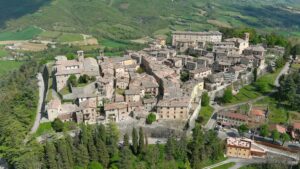 Vista di Montone dall' alto.