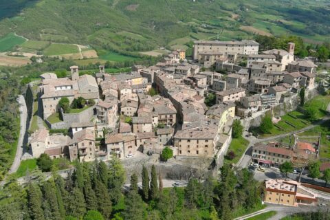 Vista di Montone dall' alto.